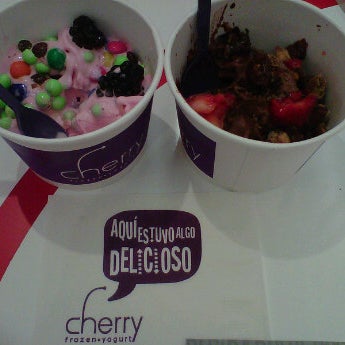 6/30/2012 tarihinde Libertad S.ziyaretçi tarafından Cherry Frozen Yogurt'de çekilen fotoğraf