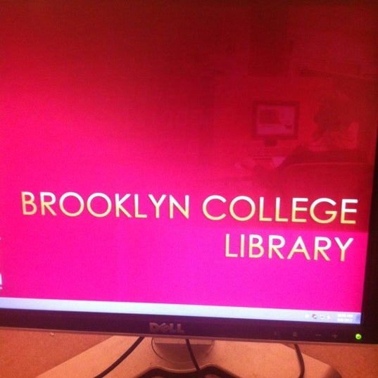Foto tirada no(a) Brooklyn College Library por Lisa♥ D. em 9/6/2012