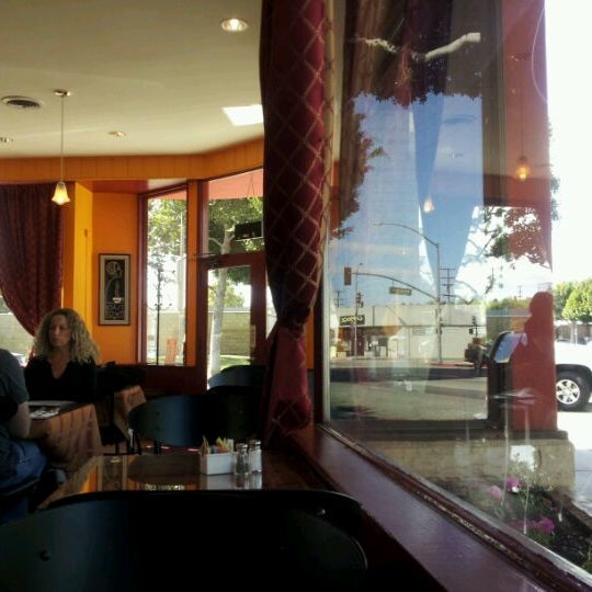 4/14/2012 tarihinde Ash M.ziyaretçi tarafından Cafe Laurent'de çekilen fotoğraf
