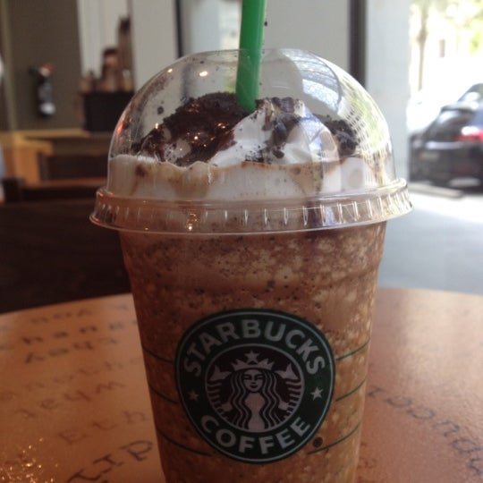 Foto tomada en Starbucks  por Fayeqa A. el 5/14/2012