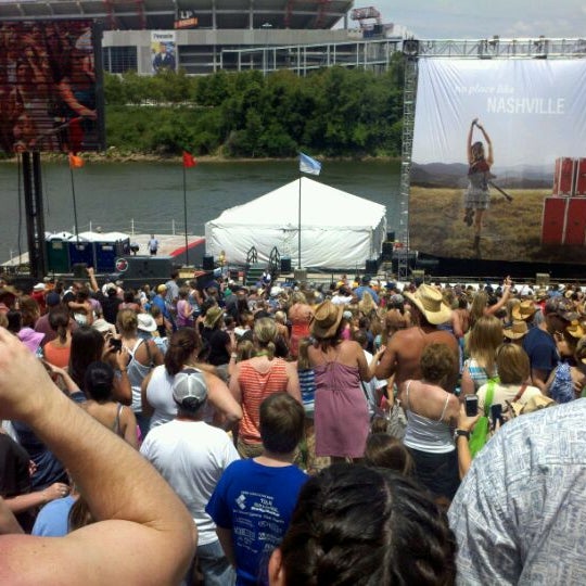 Foto tomada en Chevrolet Riverfront Stage  por Tyler S. el 6/7/2012