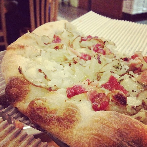 Снимок сделан в Howie&#39;s Artisan Pizza пользователем 👍 Josh D. 5/3/2012