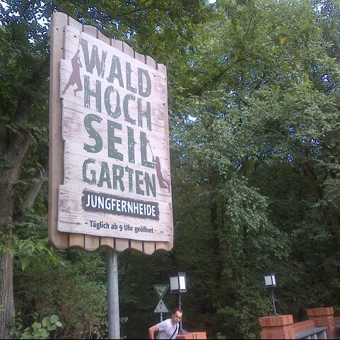 8/30/2012 tarihinde Ezain O.ziyaretçi tarafından Waldhochseilgarten Jungfernheide'de çekilen fotoğraf