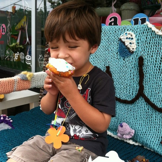 6/26/2012にTracy G.がSugarush (cupcakes, cakes &amp; candy)で撮った写真