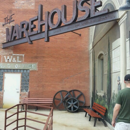 Foto tirada no(a) The Warehouse Restaurant and Gallery por Jenn G. em 7/26/2012