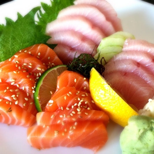 Foto diambil di East Moon Asian Bistro &amp; Sushi oleh 😜 Heather S. pada 7/2/2012