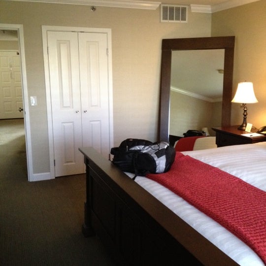 Foto scattata a Cupertino Hotel da Shawn L. il 3/20/2012
