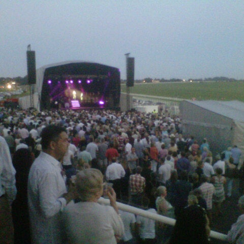 7/26/2012 tarihinde S M.ziyaretçi tarafından Epsom Downs Racecourse'de çekilen fotoğraf
