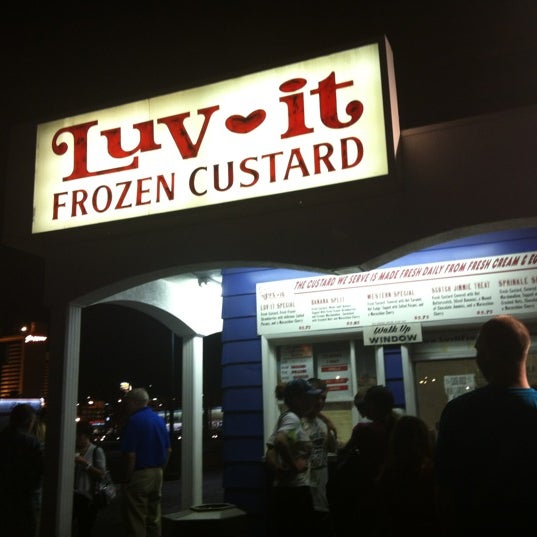 7/15/2012 tarihinde JINJINziyaretçi tarafından Luv-It Frozen Custard'de çekilen fotoğraf