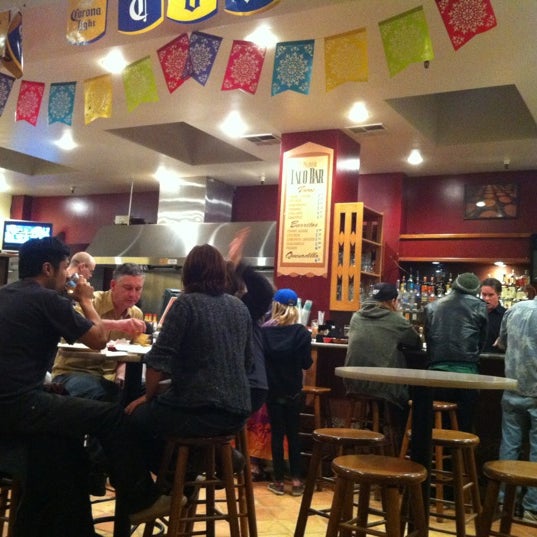 Das Foto wurde bei El Palomar Restaurant von Derek S. am 4/5/2012 aufgenommen