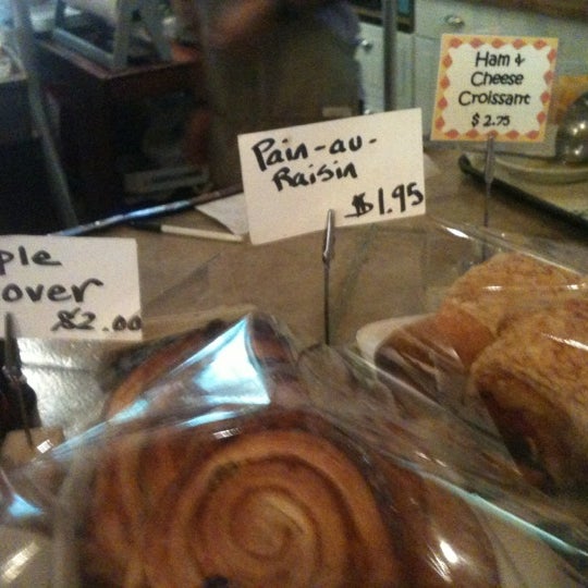 Photo prise au Artisan Foods Bakery &amp; Café par Becky P. le8/11/2012