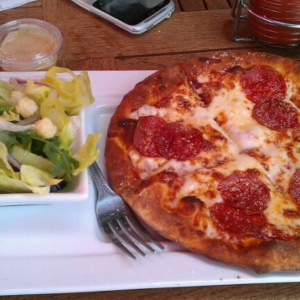 Foto scattata a Mr. Pizza da Liz G. il 6/20/2012
