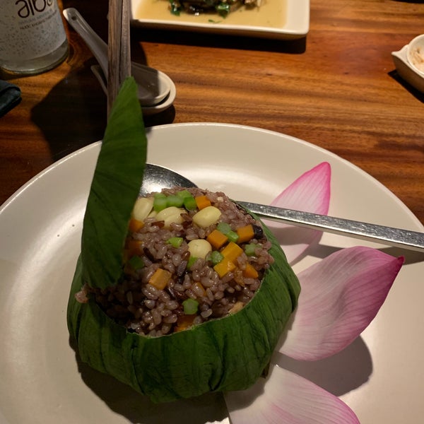 Foto tomada en Hum Vegetarian, Lounge &amp; Restaurant  por Marija C. el 4/29/2019