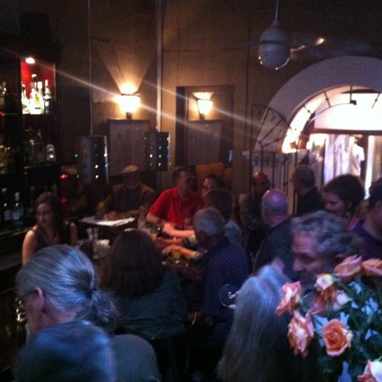 Foto tomada en Berlin Bar &amp; Bistro  por Carlos O. el 10/24/2012