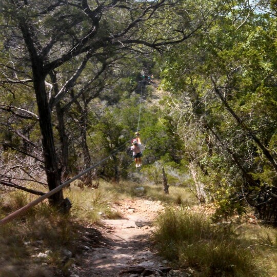 รูปภาพถ่ายที่ Wimberley Zipline Adventures โดย Shane C. เมื่อ 8/23/2013