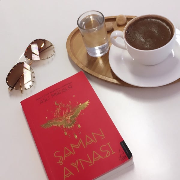 Photo prise au Adımlar Kitap &amp; Kafe par Seda ‎✨صدا✨ le9/15/2019