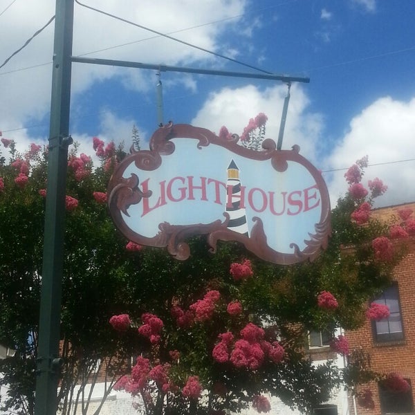 รูปภาพถ่ายที่ The Lighthouse Restaurant โดย Bryan P. เมื่อ 7/15/2013