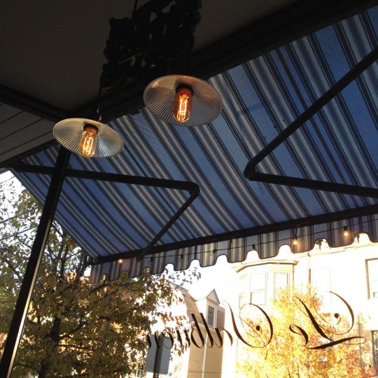 11/21/2012 tarihinde robert g.ziyaretçi tarafından Le Salbuen Cafe Market'de çekilen fotoğraf