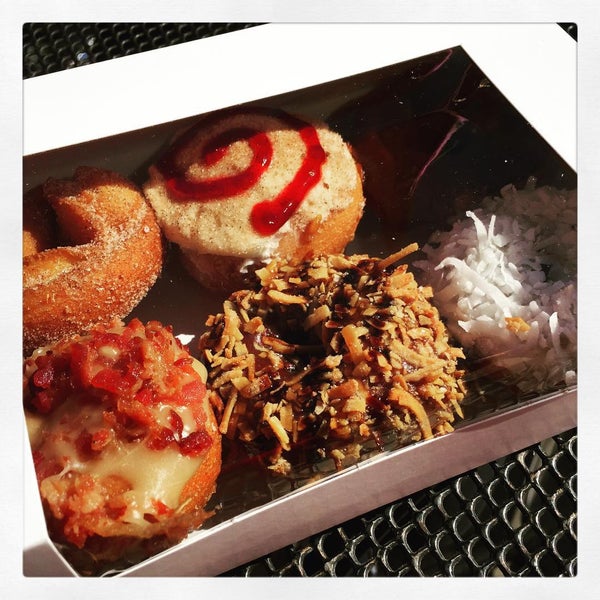 8/4/2015にGregg T.がPeace, Love &amp; Little Donutsで撮った写真