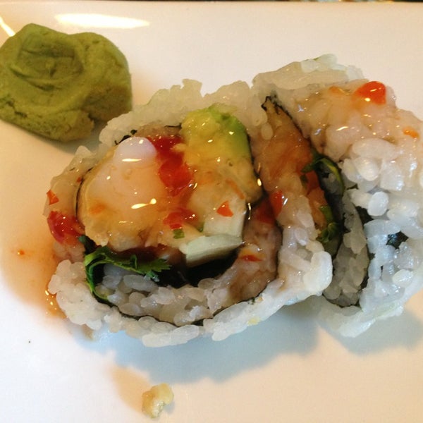 Foto scattata a Off The Hook Sushi da Courtney P. il 3/12/2013