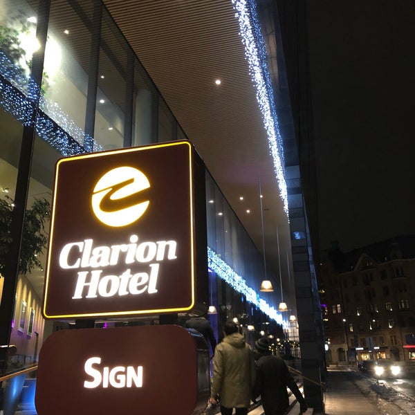 รูปภาพถ่ายที่ Clarion Hotel Sign โดย Carlo L. เมื่อ 1/21/2019