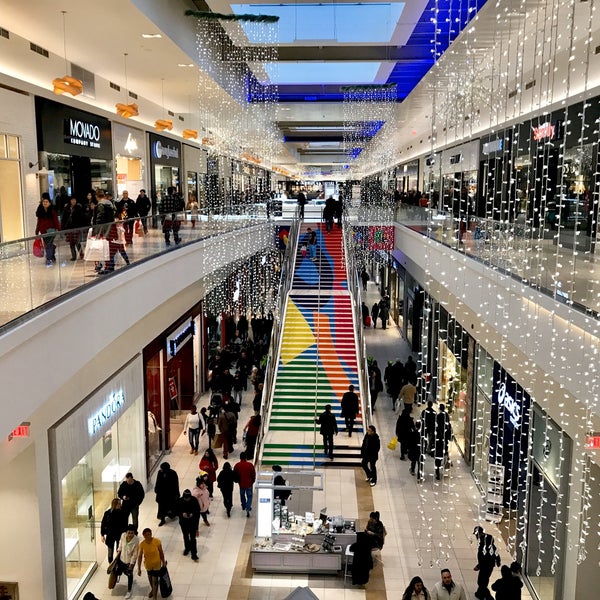 Photo taken at Fashion Outlets of Chicago by Elizabeth J. on 12/1/2019