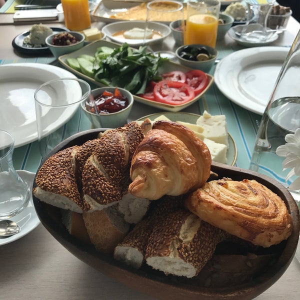 Das Foto wurde bei Sardunya Fındıklı Restaurant von Ikouko . am 4/23/2017 aufgenommen