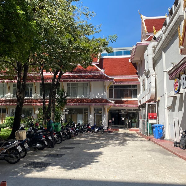 Foto diambil di The Montien Hotel Bangkok oleh Wnt W. pada 5/14/2021
