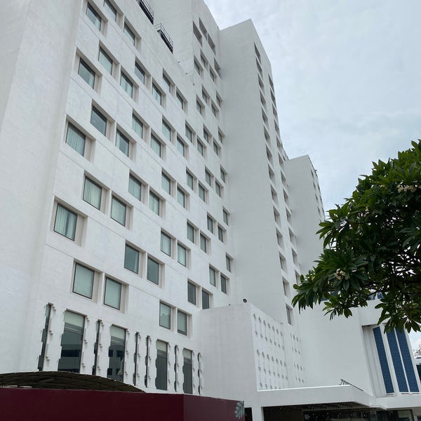 Foto diambil di The Montien Hotel Bangkok oleh Wnt W. pada 5/27/2021