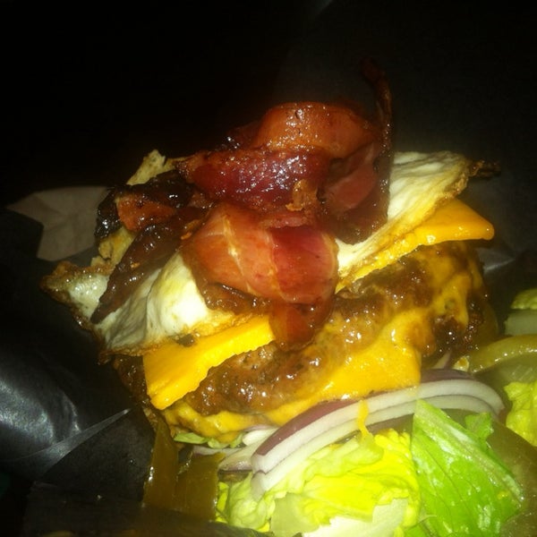 Foto diambil di Woody&#39;s Burgers bar and grill oleh Shaun J. pada 5/3/2014