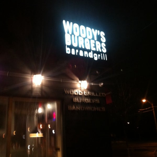 Foto tomada en Woody&#39;s Burgers bar and grill  por Shaun J. el 5/3/2014