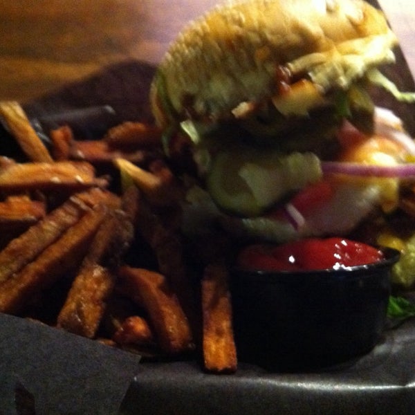 Foto diambil di Woody&#39;s Burgers bar and grill oleh Shaun J. pada 11/23/2013