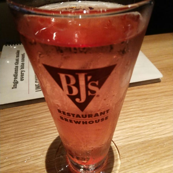 Photo taken at BJ&#39;s Restaurant &amp; Brewhouse by Hasteur H. on 5/13/2018