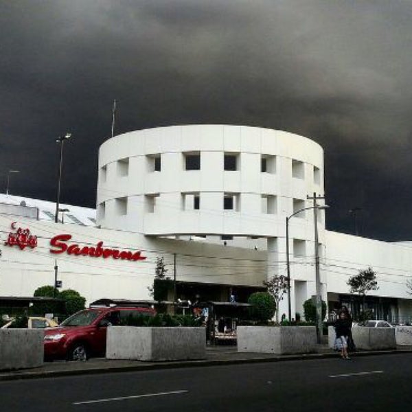 Foto scattata a Plaza Universidad da ANGÉLICA BRACHO @. il 3/20/2017