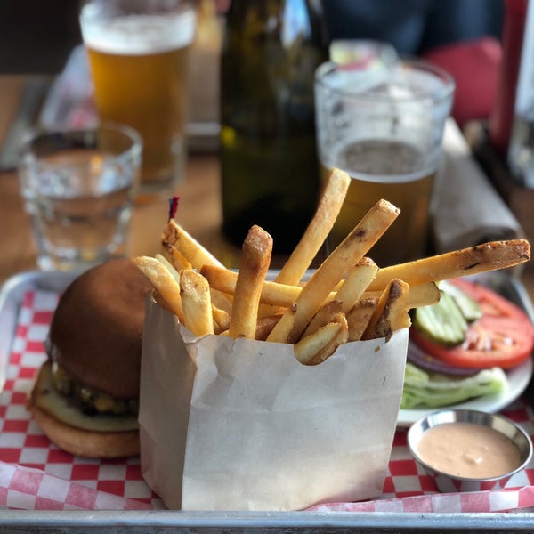 Foto tirada no(a) Cassell&#39;s Hamburgers por Jeff H. em 6/8/2019