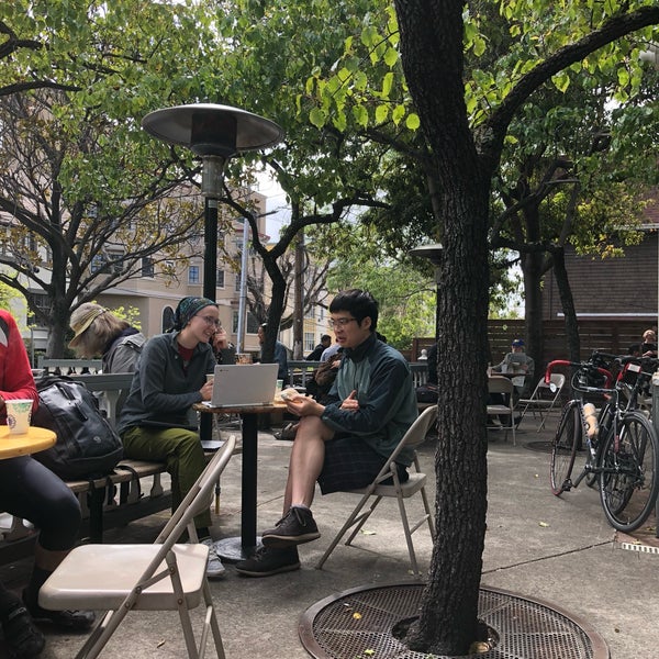 Foto scattata a Caffe Strada da Jeff H. il 4/15/2018