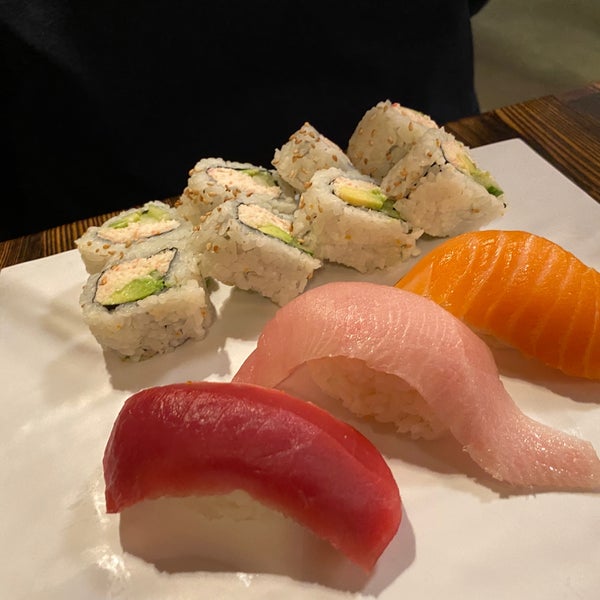 Foto tomada en Shinsei Sushi  por Jeff H. el 11/23/2021