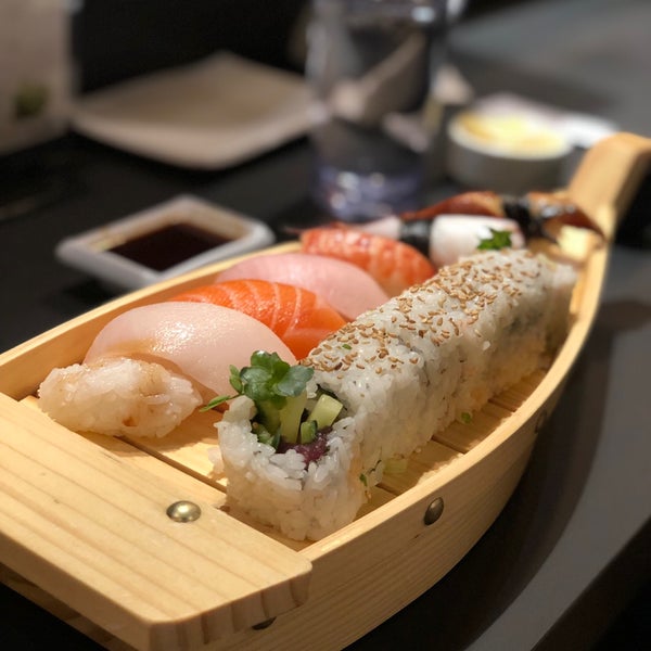 Foto tirada no(a) Shinsei Sushi por Jeff H. em 12/3/2018