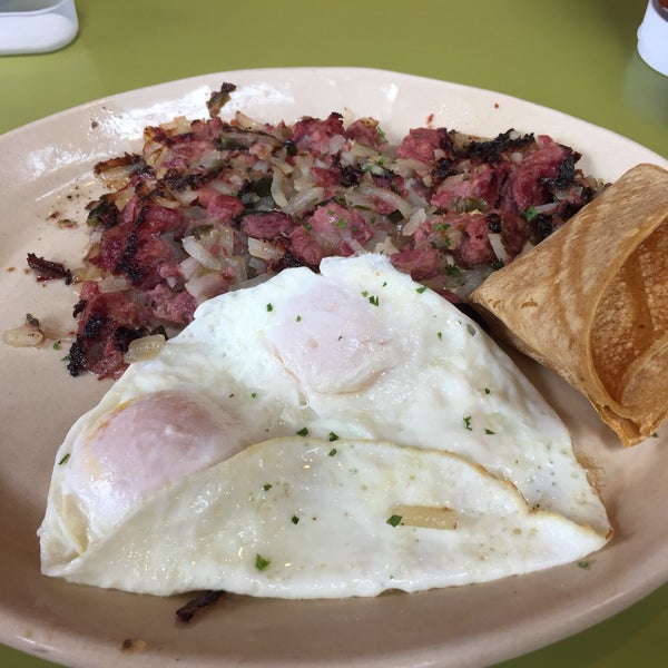 Photo taken at Snooze, an A.M. Eatery by Jim G. on 6/1/2019