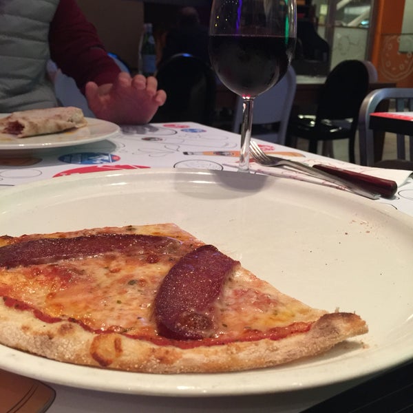 10/18/2018 tarihinde Gozde A.ziyaretçi tarafından Piola Pizza'de çekilen fotoğraf