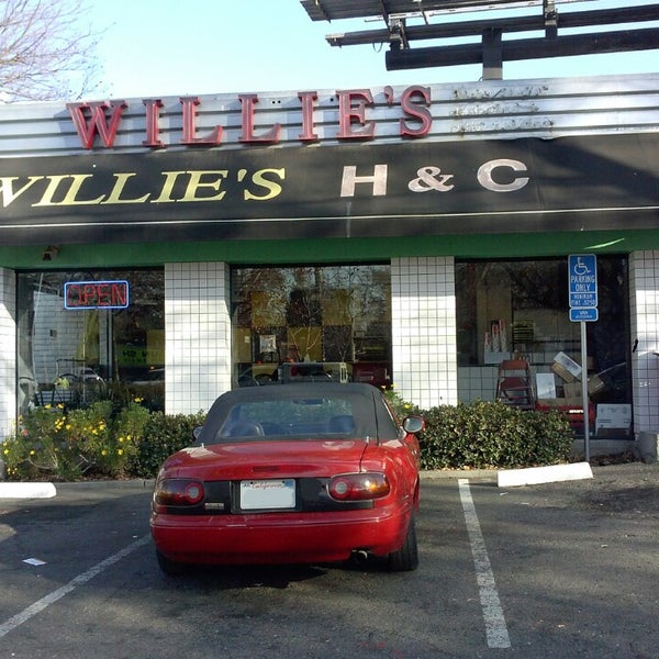 Foto scattata a Willie&#39;s Burgers da Brian M. il 1/16/2014