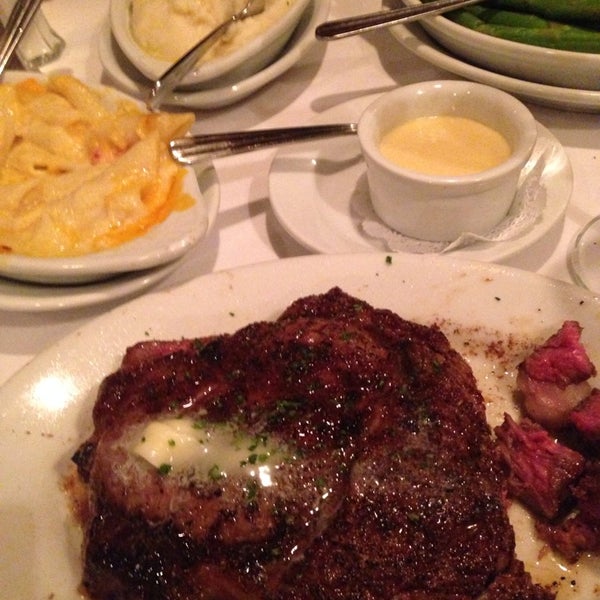 Foto scattata a Ruth&#39;s Chris Steak House da Tracy P. il 4/19/2014