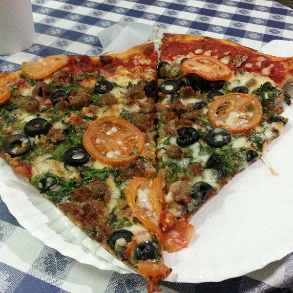 8/24/2013 tarihinde Russell S.ziyaretçi tarafından Kaimuki&#39;s Boston Style Pizza'de çekilen fotoğraf