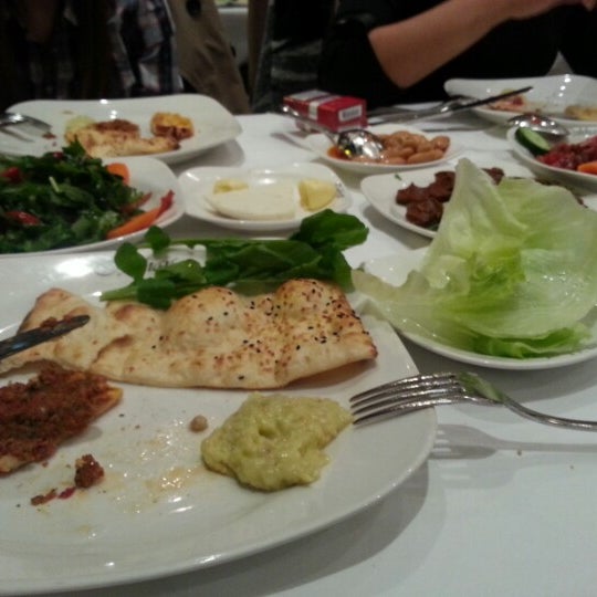 Снимок сделан в Işıkhan Restaurant пользователем Yasemin D. 10/27/2012