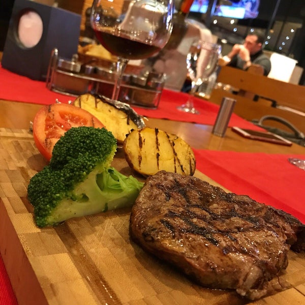 Foto tirada no(a) Pirzola Steak House por Mohammad em 3/23/2019