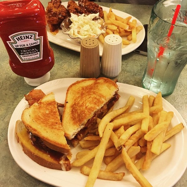 Photo taken at Friendly&#39;s by Kevin R. on 6/30/2015