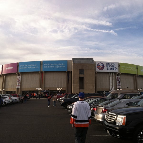 Foto tirada no(a) Nassau Veterans Memorial Coliseum por Kevin R. em 5/7/2013