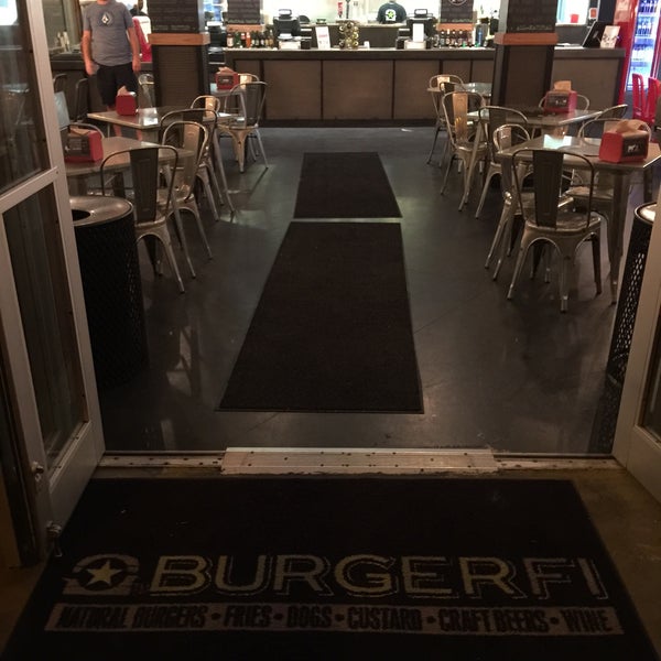 8/14/2015 tarihinde Svetlana O.ziyaretçi tarafından BurgerFi'de çekilen fotoğraf