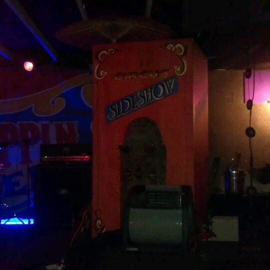 Foto diambil di Wormhole Bar oleh Tammy M. pada 10/23/2013