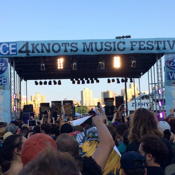 รูปภาพถ่ายที่ The Village Voice&#39;s 4Knots Music Festival โดย Michael H. เมื่อ 7/12/2014